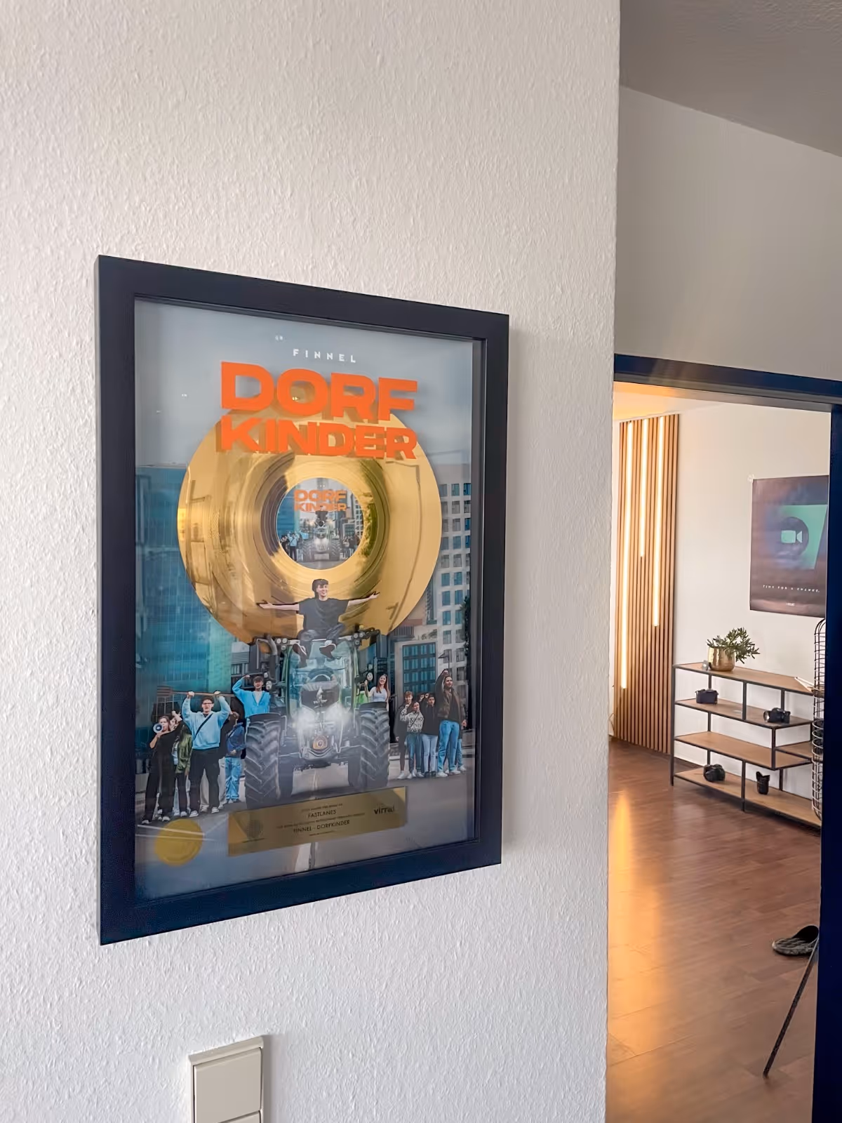 Goldene Schallplatte „Dorfkinder“ im FASTLANES-Büro