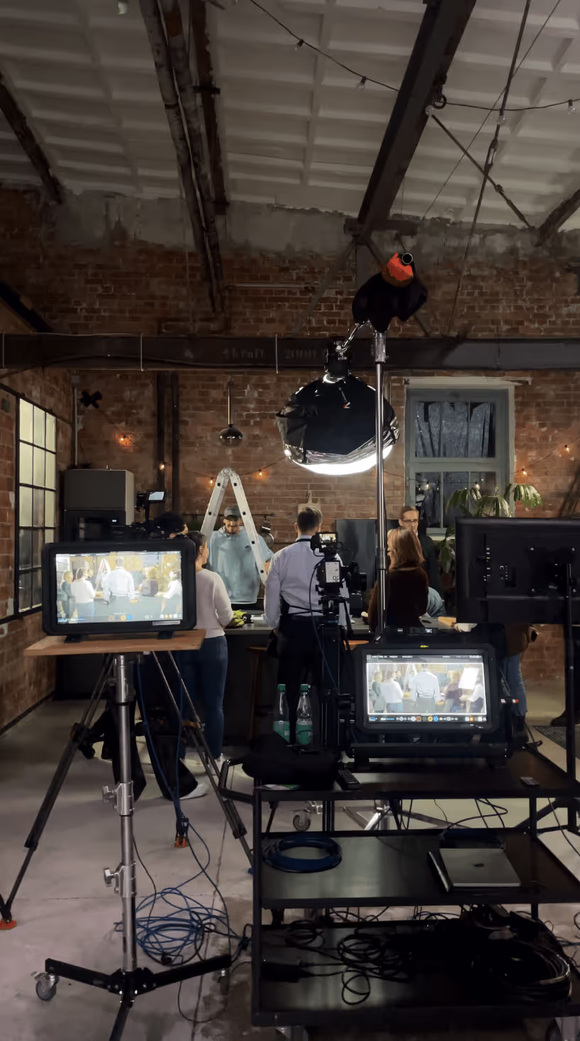 Studio-Set mit Licht und Monitoren bei einer Produktion