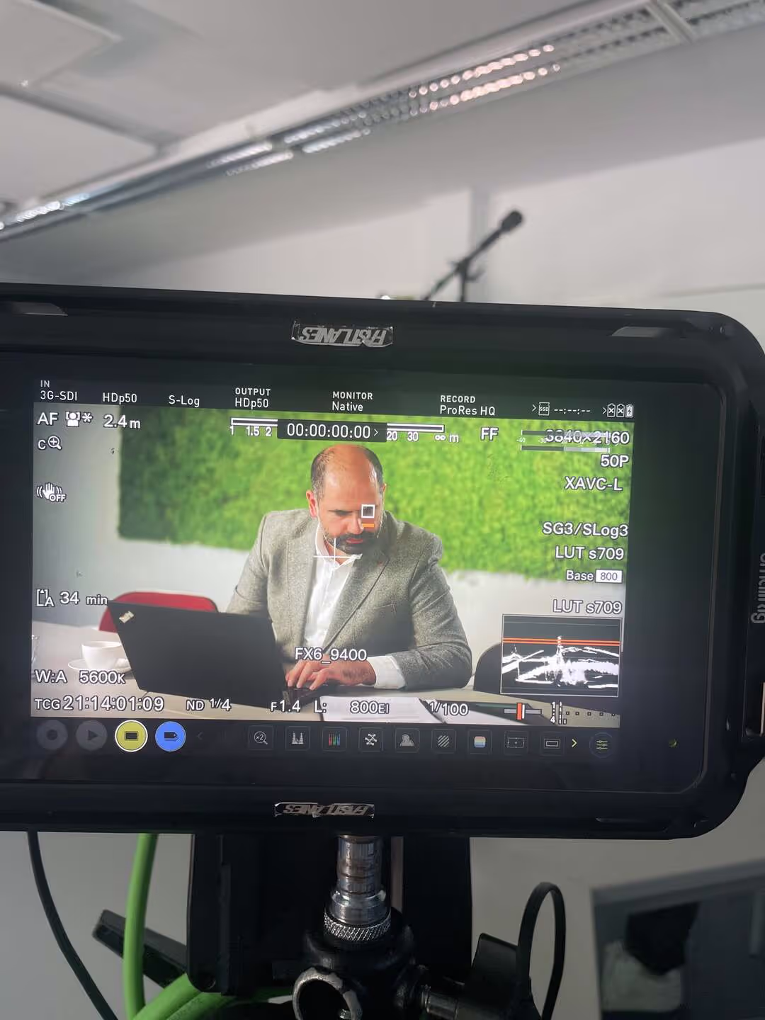 Kontrollmonitor während eines Interview-Drehs